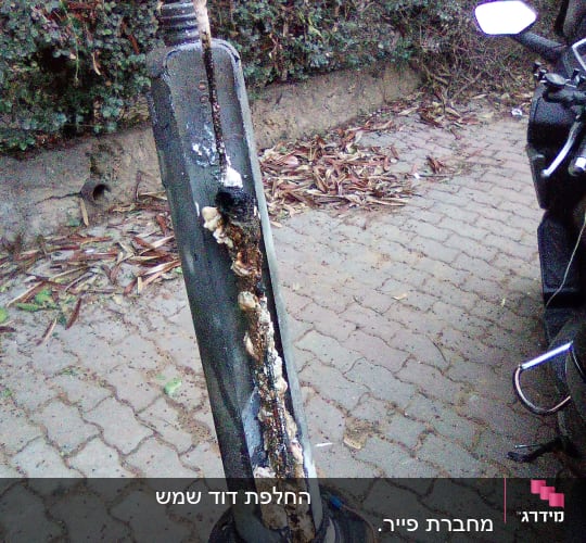 צינור חלוד עם קורוזיה על המדרכה